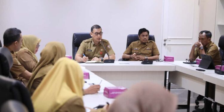 Rapat penataan kebutuhan melalui mekanisme Penyedia Jasa Lainnya Perorangan (PJLP) yang dipimpin Sekretaris Daerah (Sekda) Makassar Andi Zulkifly didampingi Asisten III Pemkot Makassar Firman Pagarra, bersama BPKAD, BKPSDM, Bappeda, dan Bagian Organisasi dan Tata Laksana (Ortala) di Ruang Rapat Sekda Lantai 3 Kantor Balai Kota Makassar, Selasa (23/9/2025)