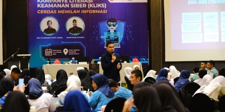 Dinas Komunikasi dan Informatika (Diskominfo) Kota Makassar menggelar program Kampanye Literasi Keamanan Siber (KLiKS) dengan tema “Cerdas Memilah Informasi” bagi peserta didik Sekolah Menengah Pertama (SMP)
