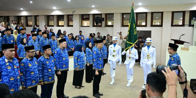 Sekda Zulkifly dilantik langsung Ketua Dewan Pengurus Korpri Provinsi Sulsel Jufri Rahman disaksikan Wali Kota Makassar Munafri Arifuddin dan Wakil Wali Kota Makassar Aliyah Mustika Ilham di Ruang Sipakale’bi Kantor Balai Kota Makassar, Kamis (2/10/2025)