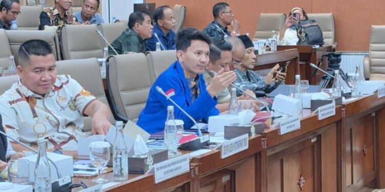 Ketua PP-KPMP, Anmar Waris (Almamater Biru) saat mengawal kasus korban kredit fiktif sampai ke DPR RI di salah satu bank plat merah yang ada di Pinrang. (Foto: Ist)