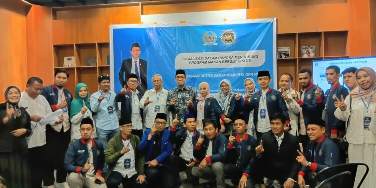 Anggota Komisi IX DPR RI, Dr Ashabul Kahfi diapit anggota ICMI Muda Sulsel dalam Sosialisasi Program MBG, di Cafe VAAN SKY, Makassar, Ahad (8/3/2026)