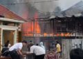 Rumah Panggung di Pinrang Ludes Terbakar Saat Pemilik Pergi Melayat, Kerugian Capai Rp 400 Juta  PINRANG, PIJARNEWS.COM – Sebuah rumah panggung milik warga di Barakasanda, Kecamatan Suppa, Kabupaten Pinrang, Sulawesi Selatan, ludes dilalap si jago merah pada Senin (9/3/2026). Kebakaran hebat tersebut terjadi saat rumah dalam keadaan kosong karena ditinggal pemiliknya pergi melayat.  Kapolsek Suppa, AKP Ahmad, mengonfirmasi bahwa rumah yang terbakar adalah milik seorang warga bernama Haji Muna. Begitu menerima laporan, pihak kepolisian bersama aparat pemerintah setempat langsung bergerak ke lokasi.  “Jadi awal dari laporan kami, kebakaran terjadi di Barakasanda rumahnya Haji Muna. Pak Desa dan Pak Camat pun langsung menuju ke TKP,” ujar Ahmad saat dikonfirmasi di lokasi.  Kronologi dan Penanganan Api Menurut keterangan polisi, api pertama kali terlihat muncul dari bagian belakang rumah. Sebanyak enam unit armada pemadam kebakaran (Damkar) dikerahkan ke lokasi untuk menjinakkan api agar tidak merambat ke pemukiman padat di sekitarnya.  Ahmad menjelaskan, saat kejadian rumah tersebut sedang tidak berpenghuni. “Menurut informasi, rumah ini dalam keadaan kosong. Karena diketahui pemilik rumah sedang pergi melayat ke keluarga yang berada di Kota Pinrang,” tuturnya.  Meski api diduga berasal dari area dapur, pihak kepolisian belum bisa memastikan pemicu utama munculnya percikan api tersebut. “Penyebab sementara diketahui dari arah belakang sekitar dapur, namun penyebab utamanya kita belum tahu persis apa yang menimbulkan api itu muncul,” tambah Ahmad.  Tidak ada korban jiwa dalam insiden ini, namun seluruh bangunan rumah panggung beserta isinya hangus tak bersisa. Kerugian materiel diperkirakan mencapai ratusan juta rupiah mengingat banyaknya barang berharga yang ikut terbakar.  Berdasarkan pendataan sementara, kerugian yang dialami korban meliputi Uang tunai senilai Rp 80 juta, Perhiasan emas, Satu unit sepeda motor dan Barang-barang berharga lainnya.  “Taksiran kerugian hampir semuanya mencapai Rp 400 juta,” pungkas Ahmad. Hingga saat ini, area kebakaran telah dipasang garis polisi guna penyelidikan lebih lanjut mengenai penyebab pasti kebakaran.  Reporter: Faizal Lupphy