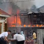 Rumah Panggung di Pinrang Ludes Terbakar Saat Pemilik Pergi Melayat, Kerugian Capai Rp 400 Juta  PINRANG, PIJARNEWS.COM – Sebuah rumah panggung milik warga di Barakasanda, Kecamatan Suppa, Kabupaten Pinrang, Sulawesi Selatan, ludes dilalap si jago merah pada Senin (9/3/2026). Kebakaran hebat tersebut terjadi saat rumah dalam keadaan kosong karena ditinggal pemiliknya pergi melayat.  Kapolsek Suppa, AKP Ahmad, mengonfirmasi bahwa rumah yang terbakar adalah milik seorang warga bernama Haji Muna. Begitu menerima laporan, pihak kepolisian bersama aparat pemerintah setempat langsung bergerak ke lokasi.  “Jadi awal dari laporan kami, kebakaran terjadi di Barakasanda rumahnya Haji Muna. Pak Desa dan Pak Camat pun langsung menuju ke TKP,” ujar Ahmad saat dikonfirmasi di lokasi.  Kronologi dan Penanganan Api Menurut keterangan polisi, api pertama kali terlihat muncul dari bagian belakang rumah. Sebanyak enam unit armada pemadam kebakaran (Damkar) dikerahkan ke lokasi untuk menjinakkan api agar tidak merambat ke pemukiman padat di sekitarnya.  Ahmad menjelaskan, saat kejadian rumah tersebut sedang tidak berpenghuni. “Menurut informasi, rumah ini dalam keadaan kosong. Karena diketahui pemilik rumah sedang pergi melayat ke keluarga yang berada di Kota Pinrang,” tuturnya.  Meski api diduga berasal dari area dapur, pihak kepolisian belum bisa memastikan pemicu utama munculnya percikan api tersebut. “Penyebab sementara diketahui dari arah belakang sekitar dapur, namun penyebab utamanya kita belum tahu persis apa yang menimbulkan api itu muncul,” tambah Ahmad.  Tidak ada korban jiwa dalam insiden ini, namun seluruh bangunan rumah panggung beserta isinya hangus tak bersisa. Kerugian materiel diperkirakan mencapai ratusan juta rupiah mengingat banyaknya barang berharga yang ikut terbakar.  Berdasarkan pendataan sementara, kerugian yang dialami korban meliputi Uang tunai senilai Rp 80 juta, Perhiasan emas, Satu unit sepeda motor dan Barang-barang berharga lainnya.  “Taksiran kerugian hampir semuanya mencapai Rp 400 juta,” pungkas Ahmad. Hingga saat ini, area kebakaran telah dipasang garis polisi guna penyelidikan lebih lanjut mengenai penyebab pasti kebakaran.  Reporter: Faizal Lupphy