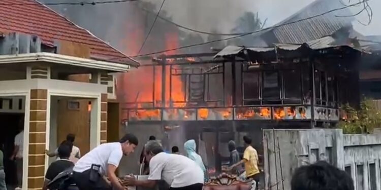 Rumah panggung milik warga di Barakasanda, Kecamatan Suppa, Kabupaten Pinrang, Sulawesi Selatan, ludes dilalap si jago merah pada Senin (9/3/2026)