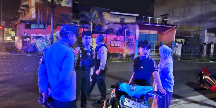 Aparat Polres Parepare membubarkan paksa sekelompok remaja yang tengah asyik bermain tembak-tembakan menggunakan senapan peluru gel (gel blaster) di badan jalan raya, Rabu dini hari, (11/3/2026)