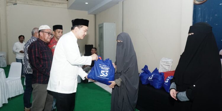 , Bosowa Peduli menyalurkan 1.000 paket pangan Ramadan kepada masyarakat di berbagai wilayah di Kabupaten Barru, Jumat (13/3/2026)
