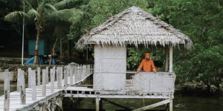 Gazebo Terapung di Pantai Punagaan, Kabupaten Selayar