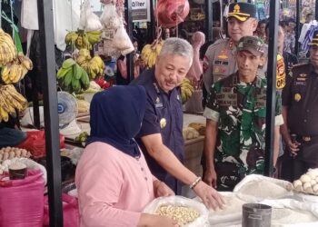Bupati Pinrang, Irwan Hamid bersama Forkopimda sedang berbincang dengan Pedagang di Pasar Sentral. (Foto: Faizal Lupphy)