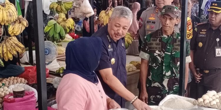 Bupati Pinrang, Irwan Hamid bersama Forkopimda sedang berbincang dengan Pedagang di Pasar Sentral. (Foto: Faizal Lupphy)