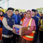 Perkuat Sinergi, Bosowa Peduli dan Pemkot Makassar Salurkan 1.000 Paket Sembako bagi Petugas Layanan Publik di Karebosi