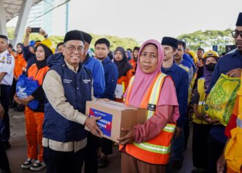Perkuat Sinergi, Bosowa Peduli dan Pemkot Makassar Salurkan 1.000 Paket Sembako bagi Petugas Layanan Publik di Karebosi