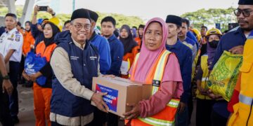 Perkuat Sinergi, Bosowa Peduli dan Pemkot Makassar Salurkan 1.000 Paket Sembako bagi Petugas Layanan Publik di Karebosi