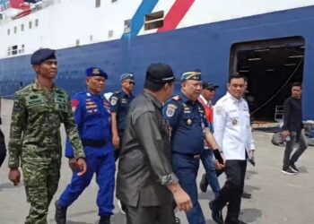 Shaiful Horry, Kepala KSOP Parepare dan Wakil Wali Kota Parepare, Hermanto bersama unsur Forkopimda memantau arus balik di Pelabuhan Nusantara Parepare. Foto: Faizal Lupphy/Pijarnews.com