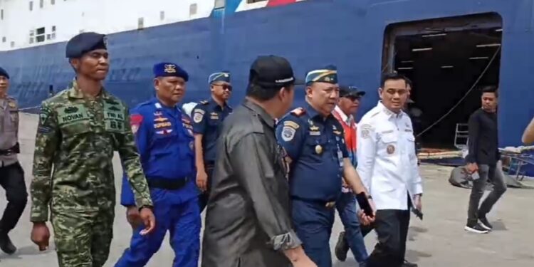 Shaiful Horry, Kepala KSOP Parepare dan Wakil Wali Kota Parepare, Hermanto bersama unsur Forkopimda memantau arus balik di Pelabuhan Nusantara Parepare. Foto: Faizal Lupphy/Pijarnews.com