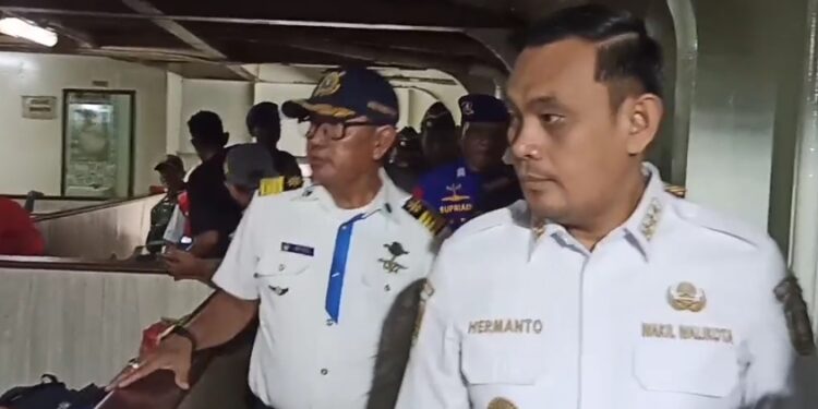 Wakil Wali Kota Parepare, Hermanto melakukan pemantauan arus balik di Pelabuhan Nusantara. Foto: Faizal Lupphy/Pijarnews.com