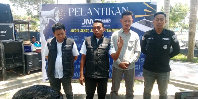 Bupati Sidrap, Syaharuddin Alrif memberikan penjelasan terkait penggunaan mobil bantuan pemerintah pusat yang kini digunakan sebagai kendaraan operasional Sekretaris Daerah (Sekda) Sidrap, Ahad (29/3/2026)