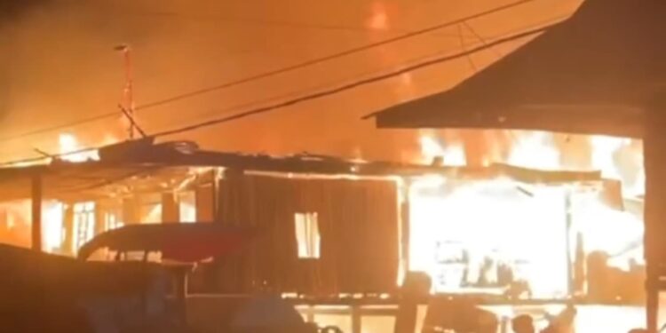 Kebakaran menghanguskan dua unit rumah warga di Jalan Libukkang, Kelurahan Marawi, Kecamatan Tiroang, Kabupaten Pinrang, Sulsel, Sabtu (4/4/2026)