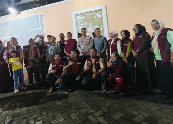 Warga Kelurahan Antang, Kecamatan Manggala berfoto bersama usai silaturahmi dengan jajaran anggota Polrestabes Makassar, anggota DPRD dan sejumlah tokoh masyarakat, Kamis (23/4/2026)