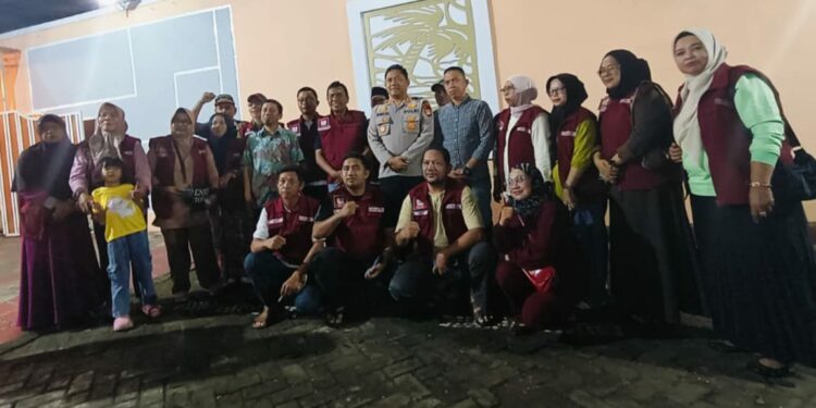 Warga Kelurahan Antang, Kecamatan Manggala berfoto bersama usai silaturahmi dengan jajaran anggota Polrestabes Makassar, anggota DPRD dan sejumlah tokoh masyarakat, Kamis (23/4/2026)
