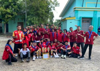 Para santri dan santriwati Madrasah Tsanawiyah Pondok Pesantren Tassbeh Baitul Qur’an bersama piala penghargaan