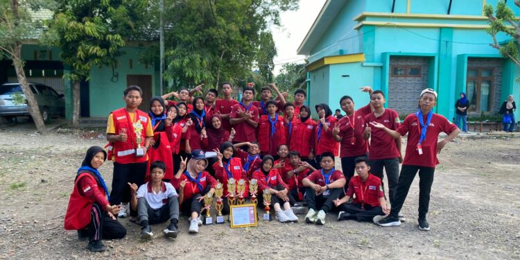 Para santri dan santriwati Madrasah Tsanawiyah Pondok Pesantren Tassbeh Baitul Qur’an bersama piala penghargaan