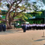 Guru dan santri Pondok Pesantren TASSBEH Baitul Qur’an saat mengikuti upacara bendera di halaman sekolah