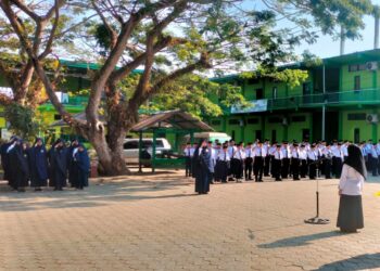 Guru dan santri Pondok Pesantren TASSBEH Baitul Qur’an saat mengikuti upacara bendera di halaman sekolah