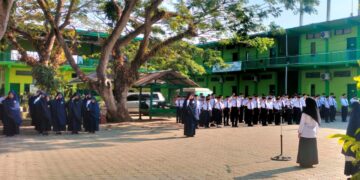 Guru dan santri Pondok Pesantren TASSBEH Baitul Qur’an saat mengikuti upacara bendera di halaman sekolah