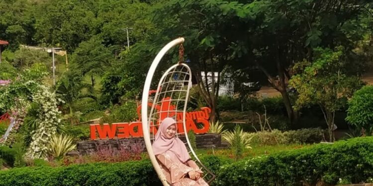 Dwi March Trisnawaty (Mahasiswi Magister Universitas Airlangga Surabaya)