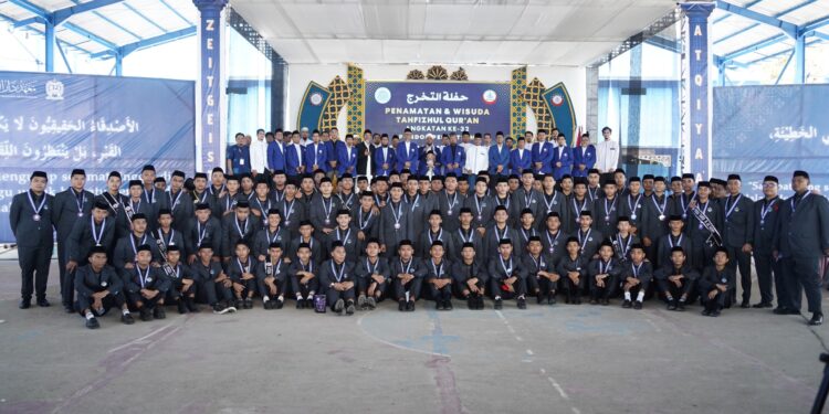 Pondok Pesantren (Ponpes) Darul Aman Gombara Makassar menggelar acara Penamatan Santri Angkatan ke-32 dan Wisuda Tahfidzul Qur’an Tahun 2026, Ahad (10/5/2026)