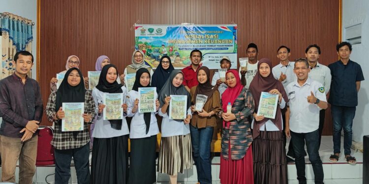 Tim PKM Universitas Muslim Maros (UMMA), Universitas Hasanuddin (Unhas) dan Pusat Layanan Usaha Terpadu (PLUT) serta Rumah Kemasan Kabupaten Maros berfoto bersama usai menggelar Sosialisasi Manajemen Keuangan terhadap Kelompok Pembuat Pakan Ternak Mandiri, Rabu (20/5/2026)