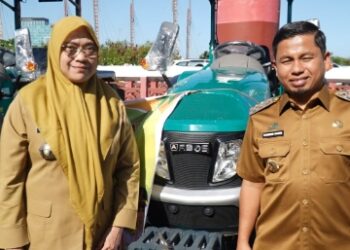 Tasming Hamid Bersyukur dapat Bantuan Traktor dari Kementan