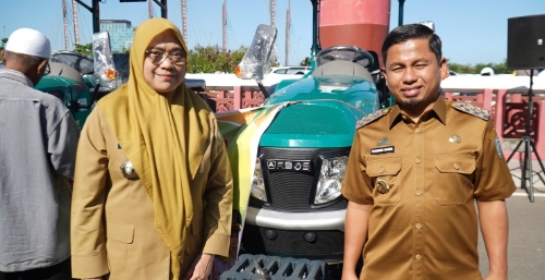 Tasming Hamid Bersyukur dapat Bantuan Traktor dari Kementan