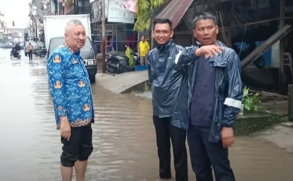 Bupati Pinrang Sidak Lokasi Banjir Genangan, Temukan Drainase Dipenuhi Sampah