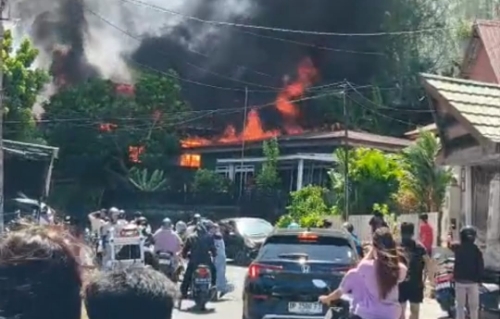 Ketgam : Suasana petugas Damkar tiba di lokasi untuk memadamkan kobaran api di Jalan Syamsul Bahri Parepare, Kamis 16 Juli 2026. --foto : screnshot video warga di group medsos--
