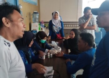 Gerakan Langit Biru Indonesia Asri, Demokrat Sidrap Cek Kesehatan Gratis dan Bersihkan Parit hingga Lorong Warga