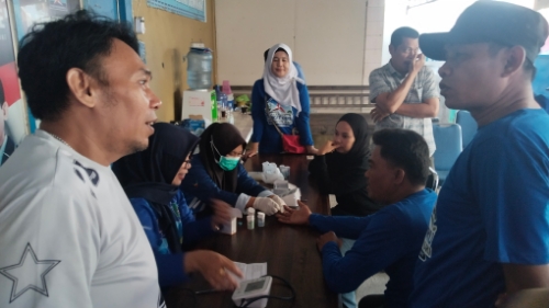 Gerakan Langit Biru Indonesia Asri, Demokrat Sidrap Cek Kesehatan Gratis dan Bersihkan Parit hingga Lorong Warga