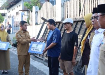 Wali Kota Parepare Serahkan Bantuan di Jalan Kusuma