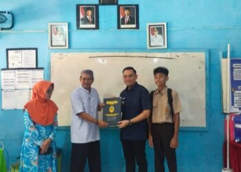 Respons “Gemar”, Para Ayah Ambil Rapor Anak di UPTD SMPN 1 Parepare