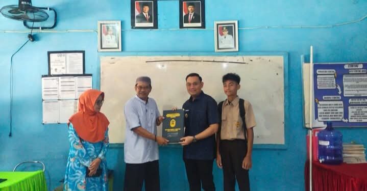 Respons “Gemar”, Para Ayah Ambil Rapor Anak di UPTD SMPN 1 Parepare