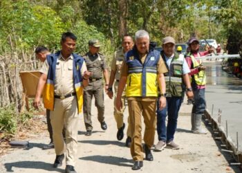 Bupati Pinrang Tinjau Pembangunan Jalan Lembang, Akses Hasil Pertanian Diperkuat
