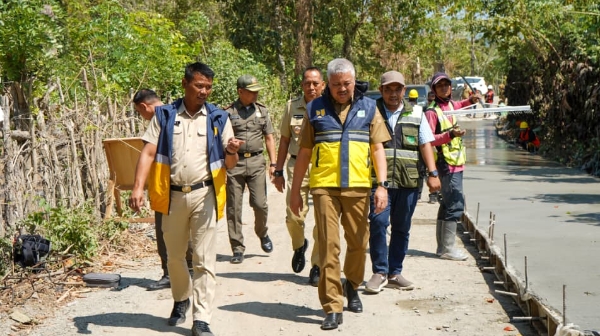 Bupati Pinrang Tinjau Pembangunan Jalan Lembang, Akses Hasil Pertanian Diperkuat