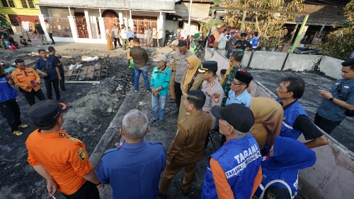 Serahkan Bantuan Korban Kebakaran Sumur Jodoh, Wali Kota Parepare: Semoga Memberi Manfaat
