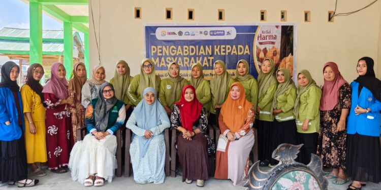 Tim PKM Prodi Keperawatan Unismuh Latih Produksi Keripik Salak Bagi Warga Dusun Batri Pinrang