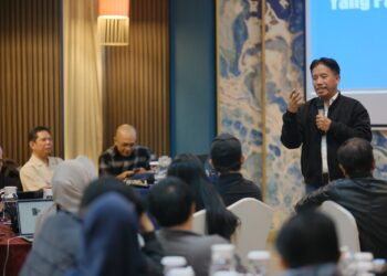 Pemimpin Redaksi Suara.com, Suwarjono memaparkan materinya mengenai keberlanjutan media lokal dalam diskusi bertajuk Keberlanjutan Media dan Ekosistem yang digelar Local Media Summit di Hotel Mercure Makassar, Sulawesi Selatan, Rabu (12/8/2026)