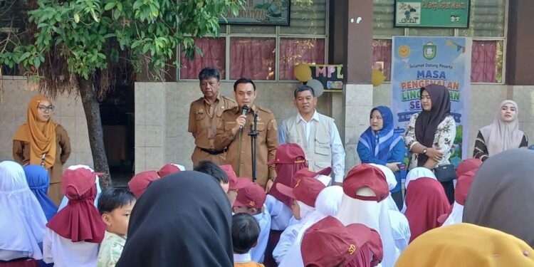 Wawali Parepare Antar Putri di Hari Pertama Sekolah, Sekaligus Buka MPLS SDN 3