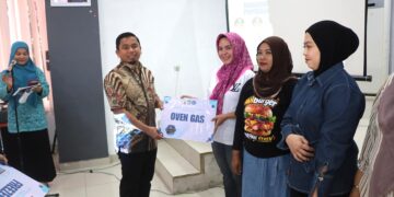 Tasming Serahkan Bantuan Peralatan UMKM Parepare, Tekankan Kejujuran dan Kerja Keras