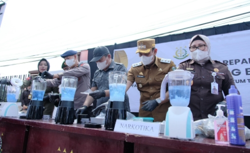Wawali Parepare Turut Musnahkan Barang Bukti di Kejari
