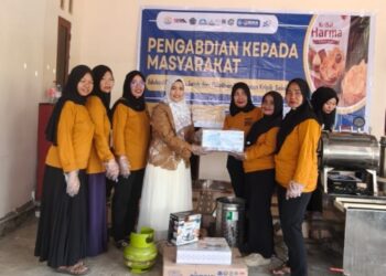Tim PKM Prodi Keperawatan Unismuh Olah Salak Pinrang Jadi Produk Bernilai