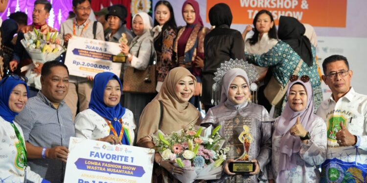 Fashion Show Wastra Nusantara AOE 2026, Sidrap Raih Juara Favorit I